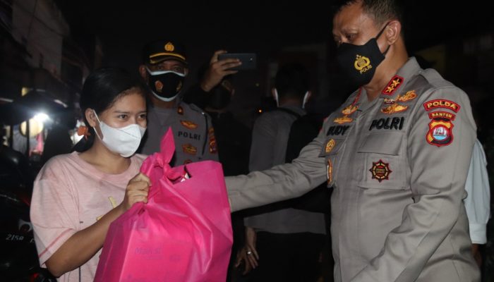 PPKM Darurat Diperpanjang, Aparat Bagikan 15 ribu Paket Sembako. Kapolda Banten : Kalau Belum Dapet Ngomong Ke Babinkamtibmas