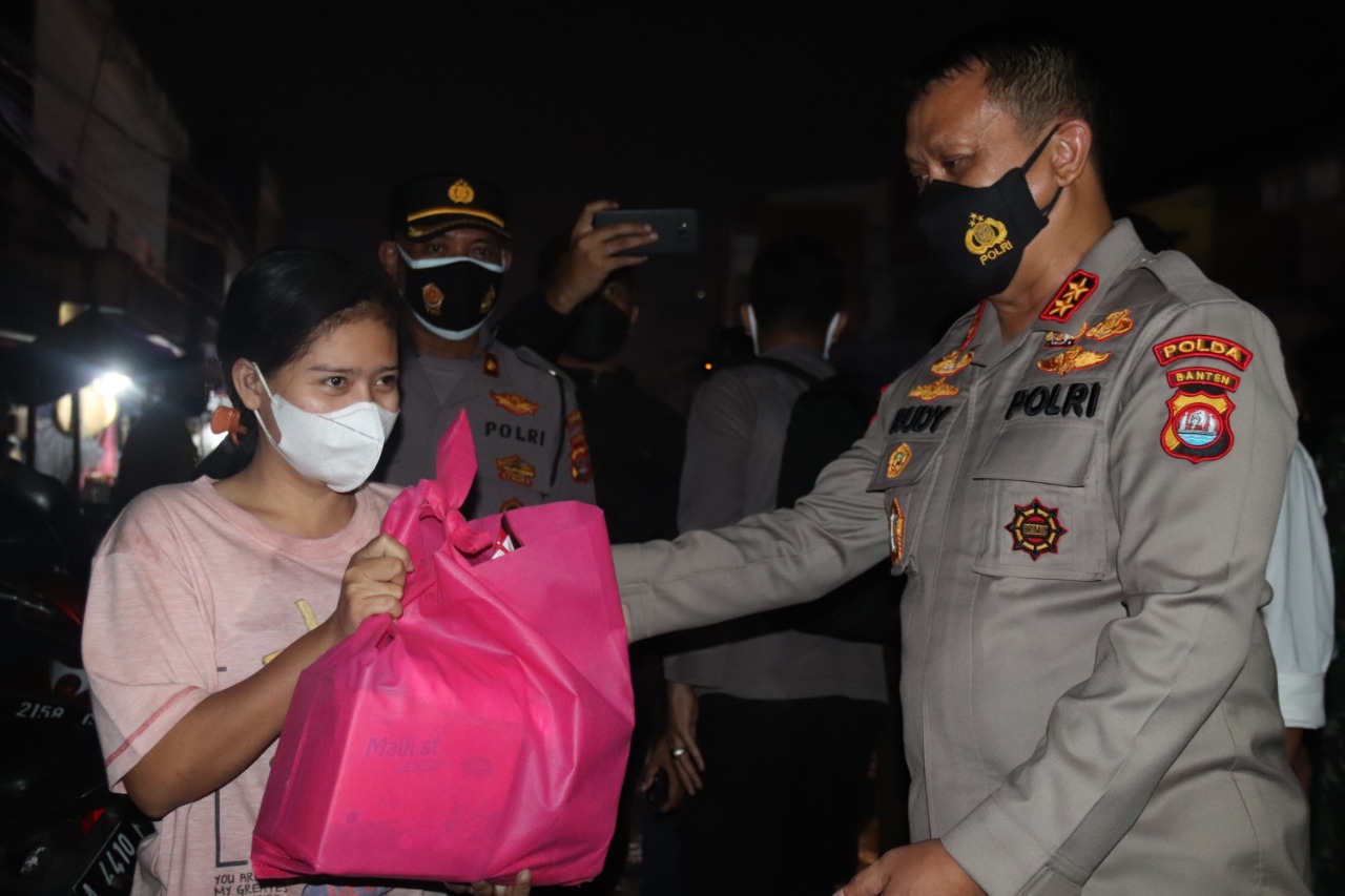 Foto : Kapolda Banten Irjen Pol Rudi Hariyanto memberikan Paket Sembako kepada salah satu pedagang, Jumat (23/7/2021).