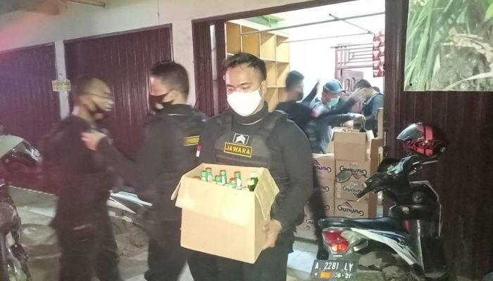 Dimasa PPKM Darurat, Penjual Miras Masih Banyak Beredar. Ratusan Botol Miras Diangkut, Penjual Kena Tipiring