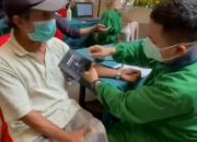 Demi Dapatkan Vaksin, Kake Tempuh 15 Kilometer dengan Sepeda. Netizen Pengen Beri Hadiah
