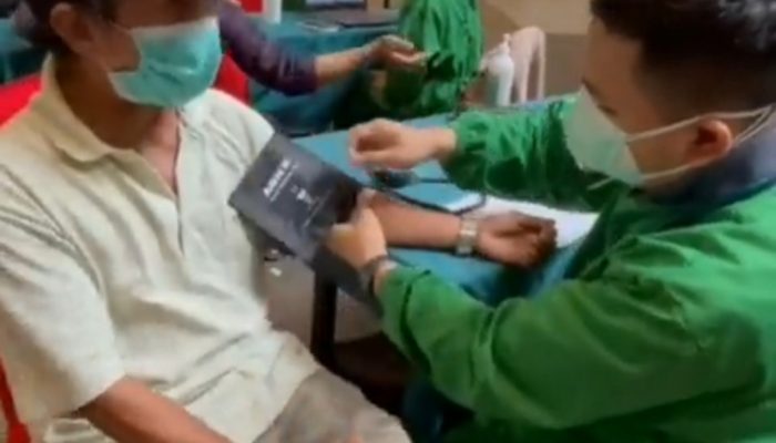 Demi Dapatkan Vaksin, Kake Tempuh 15 Kilometer dengan Sepeda. Netizen Pengen Beri Hadiah