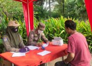 24 Pelanggar Tibmask di Kalideres Disanksi Menyapu Jalan
