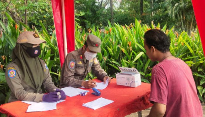 24 Pelanggar Tibmask di Kalideres Disanksi Menyapu Jalan