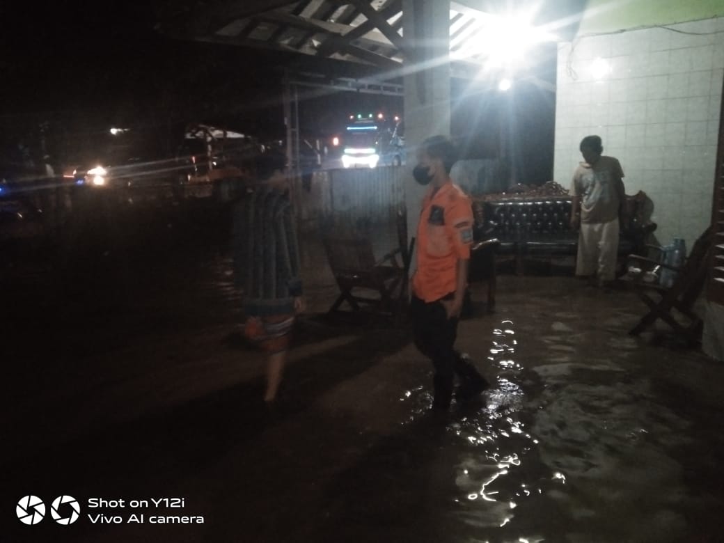 Petugas BPBD Melakukan pengecekan ke lokasi Banjir