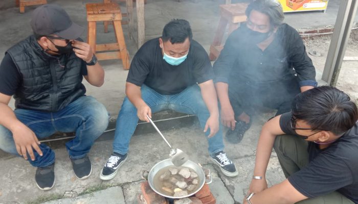 Tak Ada Bahan Makanan untuk Dimasak, Pemilik Cafe di Cilegon Terpaksa Masak Batu
