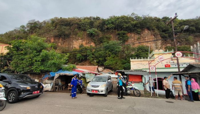 Bermukim Dibawah Tebing, Nyawa Warga Merak Terancam. Ketua RT : ‘Kita Minta Direlokasi’