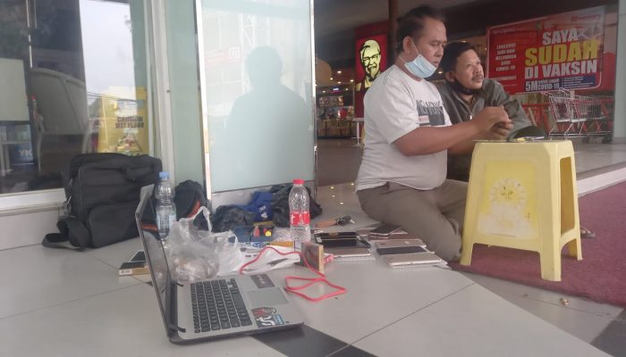 Mal Ramayana Cilegon Belum Dibuka, Pedagang Gawai Terpaksa Lesehan di Lobi