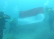 POSSI Banten Kibarkan Bendera Bawah Laut. Selama Tiga Menit Bendera Berkibar Selat Sunda Hening