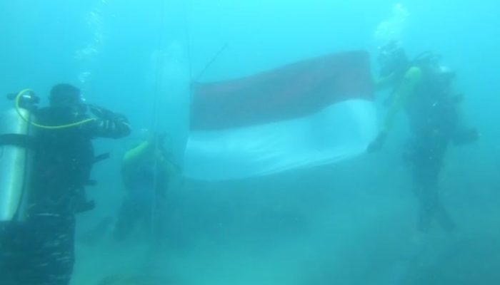 POSSI Banten Kibarkan Bendera Bawah Laut. Selama Tiga Menit Bendera Berkibar Selat Sunda Hening