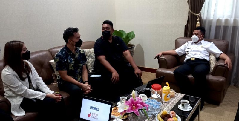 Foto : Anggota Forum Pengusaha Cilegon melakukan diskusi dengan Wakil Wali Kota Cilegon Sanuji Pentamarta di ruang tamu Wakil Wali Kota Cioegon, Rabu (18/8/2021). (Amul)