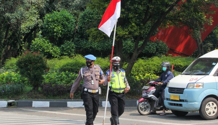 Foto: Detik Detik Proklamasi, Seluruh Pengguna Jalan Hormati Bendera Dengan Hikmat
