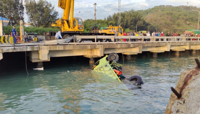 Terungkap Penyebab Truk Terjun ke Laut di Pelabuhan Merak. Begini Kronologinya.