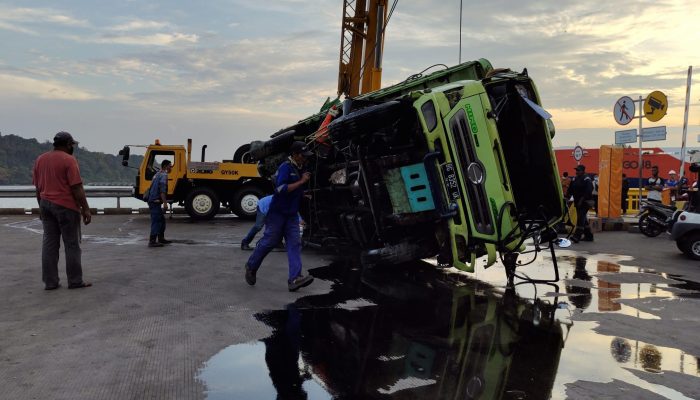 Begini Proses Evakuasi Truk Terjun ke Laut. GM ASDP : Motor Tidak Masuk Asuransi