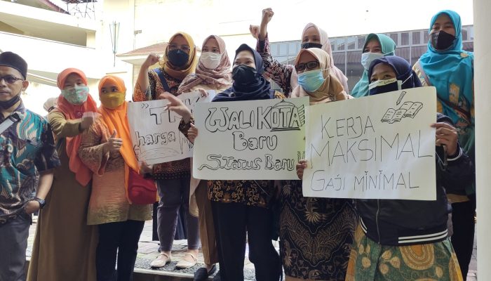 Ratusan Guru Honorer Grudug Gedung DPRD Cilegon