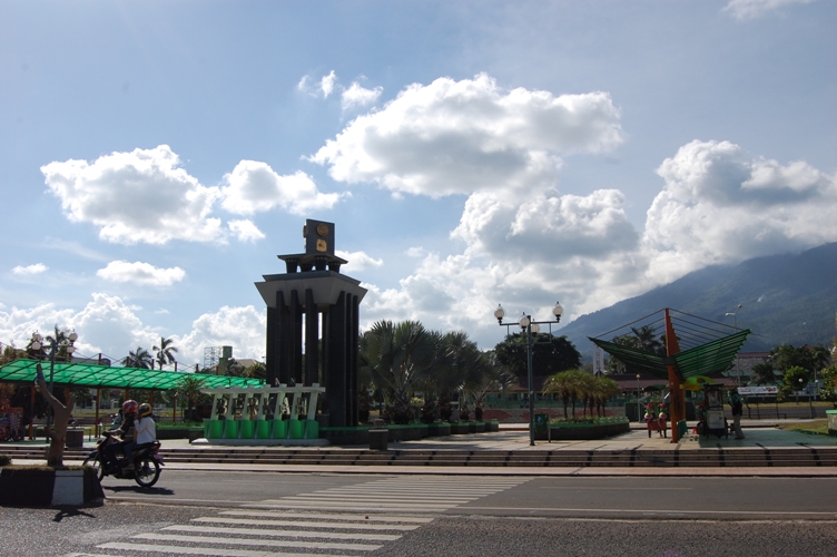 Foto : Tugu Kabupaten Pandeglang, di alun-alun Pandeglang (istimewa)
