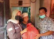 Mahasiswa Fakultas Ekonomi Unis Tangerang Berikan Bantuan Sembako Warga Kurang Mampu