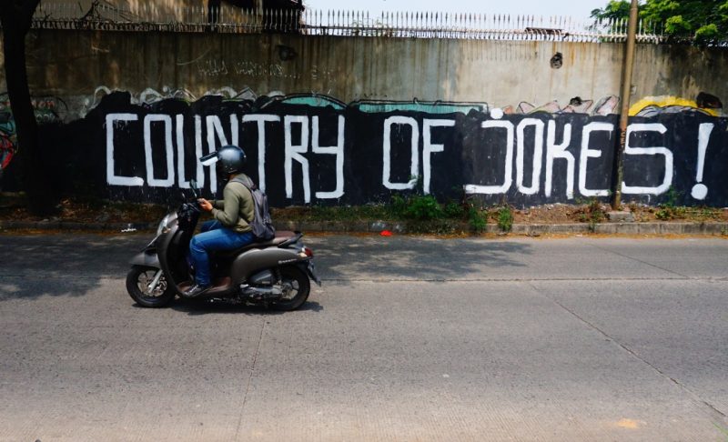 Mural kritikan terhadap pemerintah kembali muncul kali ini mural tersebut bertuliskan “Country Of Joks” yang berada di Jalan Cadas –Sangego Kelurahan Periuk, Jaya Kecamatan Periuk Kota Tangerang, banyaknya mural yang bermunculan ini menandakan perlawanan bagi para seniman mural baik di Kota Tangerang maupun di daerah lain, bentuk perlawanan tersebut terlihat dari banyaknya mural kritikan terhadap pemerintah yang di hapus oleh aparat setempat. Jumat (3/9/21). Megatrust/Dennys