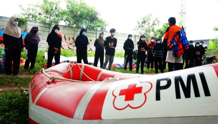Foto: Antisipasi Musim Hujan, PMI Adakan Latihan Water Rescue