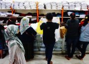 Foto: Toko Peralatan Sekolah Ramai di Kunjungi Ibu-Ibu Jelang Persiapan PTM
