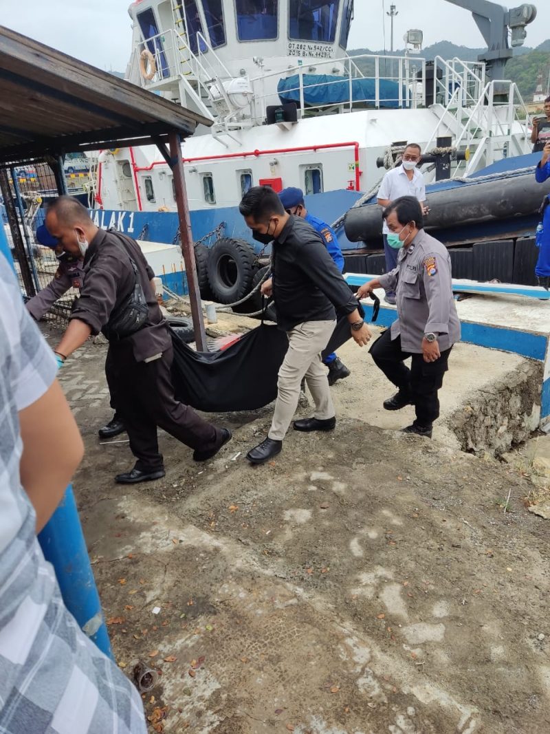 FOTO : Petugas gabungan tengah melakukan evakuasi kepada Pria yang diketahui mengambang, di dermaga I Pelabuhan Merak.  Dok Polisi For megatrust.co.id