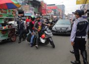 Foto: Razia Parkir Liar Panik Pindahkan Kendaraannya