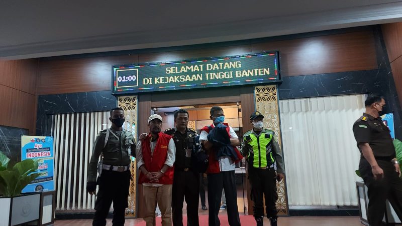 FOTO : Dua orang tersangka di di depan Kejati Banten hendak dibawa ke rutan Pandeglang, Senin (27/9/2021).  Amul/megatrust.co.id