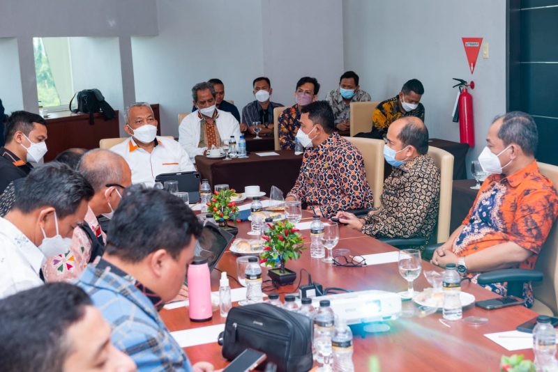 FOTO : Diskusi Presiden PKS dengan Wakil Wali Kota Cilegon Sanuji Pentamarta, dan beberapa tokoh Politik PKS lainnya, di Hotel Royale Krakatau.  PKS for megatrust.co.id
