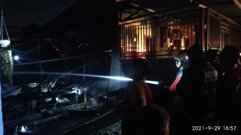 FOTO : Petugas tengah melakukan pemadaman terhadap rumah yang terbakar di Lingkungan Medaksa Sebrang, RT 04/05, Kelurahan Taman Sari, Kecamatan Pulomerak, Kota Cilegon, Rabu (29/9/2021).  Polisi for megatrust.co.id