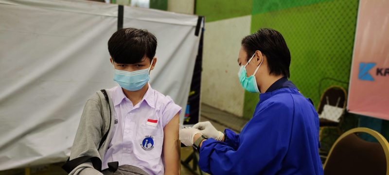 Foto : Salah seorang siswa YPKS sedang di suntikan Vaksin di lengan kirinya oleh petugas kesehatan di, lapangan Sport Center KS, Selasa (7/9/2021)  AMUL/MEGATRUST.CO.ID.