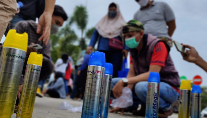 Pemukiman Warga Diserang Kutu, Emak-emak Berdemo di Depan Pabrik Nutrindo Bogarasa