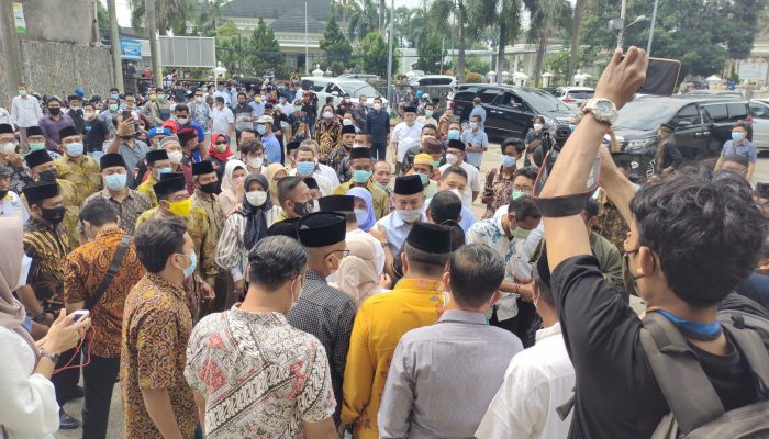Menghirup Udara Segar, Iman Ariyadi Disambut Masyarakat Cilegon di Masjid Al Islah Langsung Ziarah
