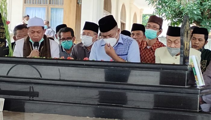 Di Depan Makam Ayahnya, Mantan Wali Kota Cilegon Iman Ariyadi Ngaku Tidak Korupsi