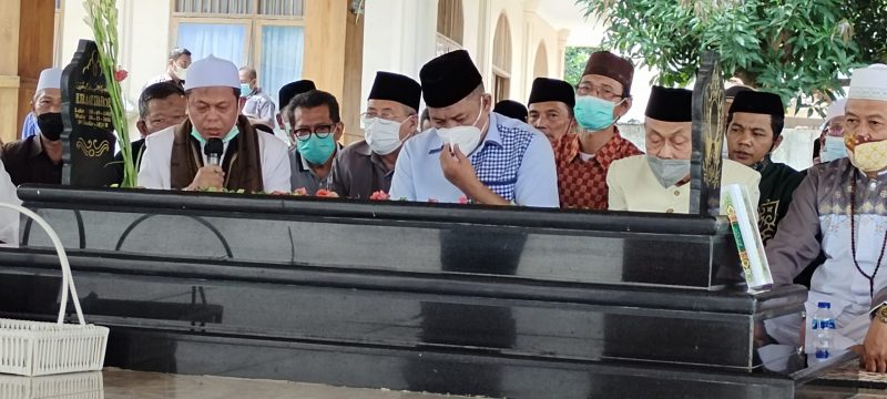 FOTO : Iman Ariyadi berziarah ke makam ayahnya TB Aat Syafaat, di Kecamatan Jombang. Kamis (23/9/2021).  Amul/megatrust.co.id