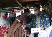 Gubernur Bagikan Nasi Boks ke Pedagang Pasar Matraman Kebon Kosong