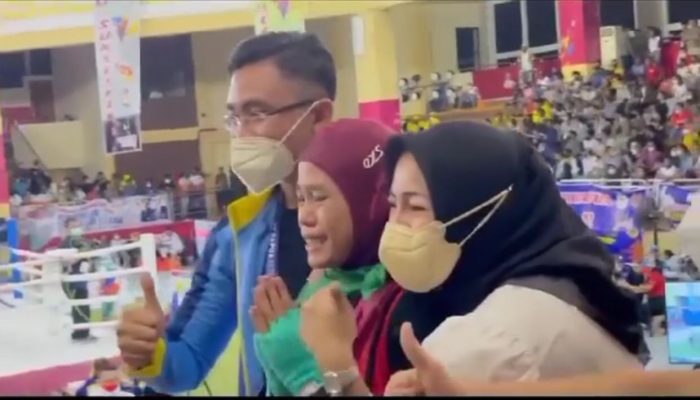 Bangga! Gadis Asal Cikeusal Kabupaten Serang Gendong Emas Dari Jayapura Papua