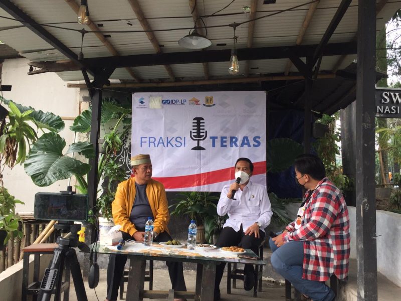 Anggota DPRD Kota Tangerang (kiri) dan Kepala DP3AP2KB Kota Tangerang, Jatmiko mengisi acara diskusi Fraksi Teras, Rabu (6/0). Megatrust/Dennys