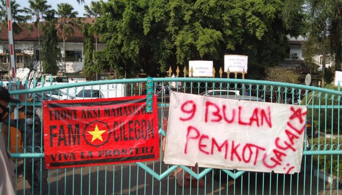 Pagar Kantor Pemkot Cilegon Digembok dan Digantungi Kecap oleh Mahasiswa, Nilai Helldy-Sanuji Sering Pencitraan
