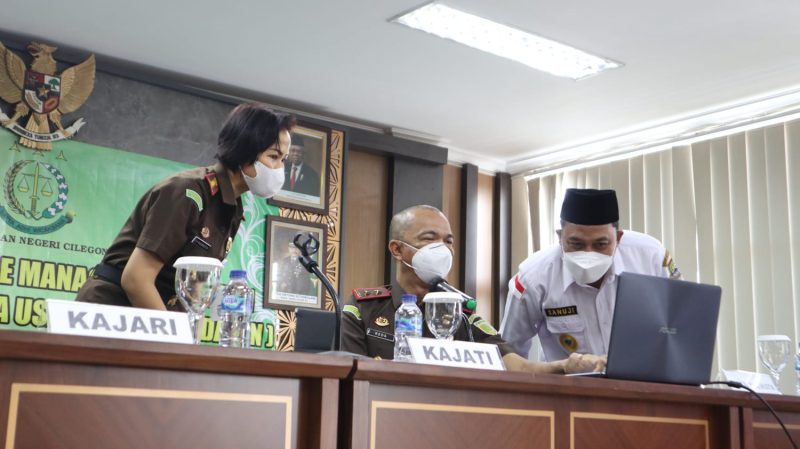 Foto : Kejati Banten Reda Manthovani menunjukan sistem kepada Kejari Cilegon Ely Kusumastuti dan Wakil Wali Kota Cilegon Sanuji Pentamarta, Rabu (13/10/2021).
Amul/megatrust.co.id