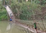 Jembatan Penghubung Desa di Pandeglang Ambrol, Warga Maksa Melintas dengan Bergelantungan