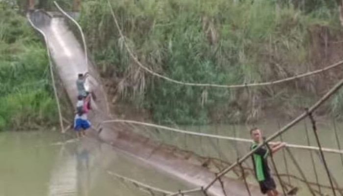 Jembatan Penghubung Desa di Pandeglang Ambrol, Warga Maksa Melintas dengan Bergelantungan