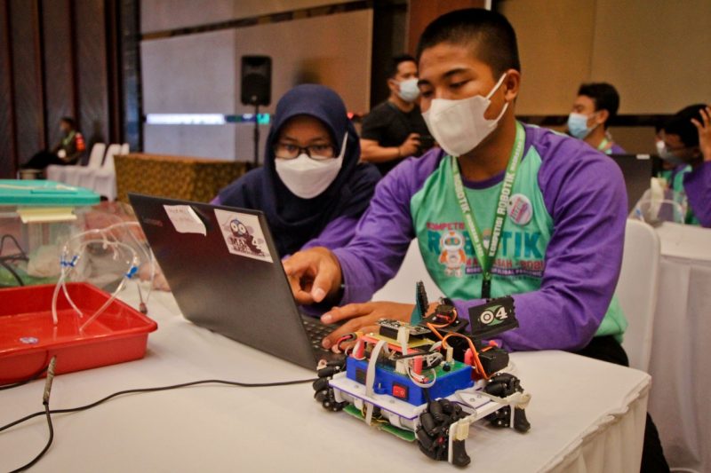 Peserta menjalankan robotnya saat mengikuti Kompetisi Robotik Madrasah 2021 di Hall Nusantara ICE BSD, Kecamatan Pagedangan, Kabupaten Tangerang. Minggu (17/10/21). Kementerian Agama RI menggelar Kompetisi Robotik Madrasah tingkat nasional untuk pelajar madrasah yang memiliki kreativitas dan inovasi di bidang robotik guna memberikan semangat belajar bagi pelajar madrasah di bidang teknologi, robotika dan otomasi serta dapat menciptakan teknologi baru di masa pandemi COVID-19. Megatrust/Dennys