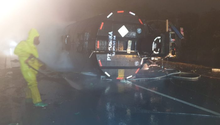 Polisi Ungkap Jenis Bahan Kimia yang Dibawa Truk Terguling di Tol Tamer. Kena Kulit Langsung Melepuh