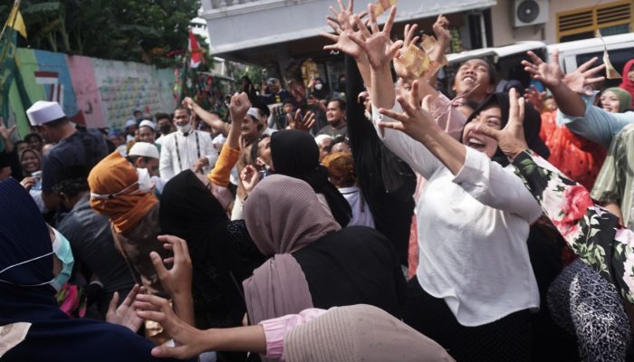 Foto: Rayakan Maulid Nabi Dengan Arak-Arakan di Kali Pasir