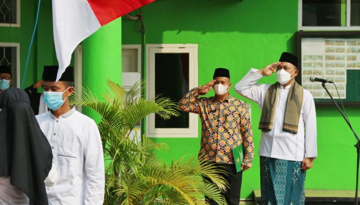 Pimpinan Upacara Hari Santri, Sanuji Pentamarta : ‘Pendidikan Santri Sudah Lengkap’