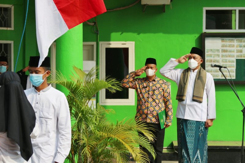 FOTO : Wakil Wali Kota Cilegon hormat kepada bendera yang akan dinaikan oleh para santri di Kementerian Agama Cilegon, Jumat (22/10/2021). Amul/megatrust.co.id
