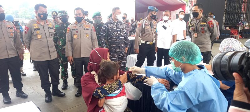 FOTO : Kapolda Banten mendampingi Kabareskrim Polri Komjen Pol Agus Andrianto meninjau vaksinasi di Alun-alun Kota Cilegon, Senin (25/10/2021). Amul/megatrust.co.id