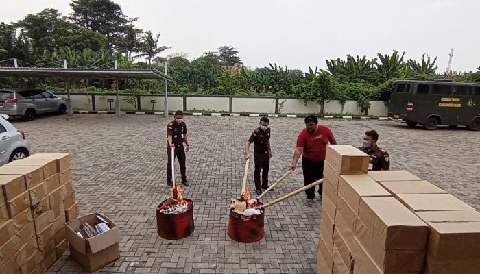 Kejari Cilegon Musnahkan Barang Bukti, Dari Narkotika Hingga Baju Tersangka