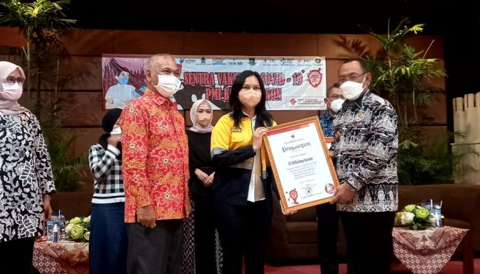 PT NS BlueScope Dorong PMI Cilegon Gelaran Vaksinasi. Helldy Agustian : ‘Tidak Ada Kata Terlambat’