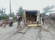 Tidak Kuat Nanjak di Tanjakan JLS Cilegon, Truk Box Angkut Air Mineral Terguling
