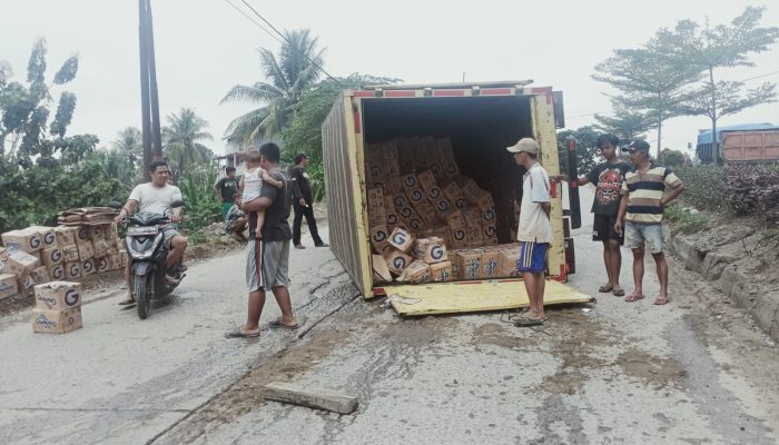 Tidak Kuat Nanjak di Tanjakan JLS Cilegon, Truk Box Angkut Air Mineral Terguling